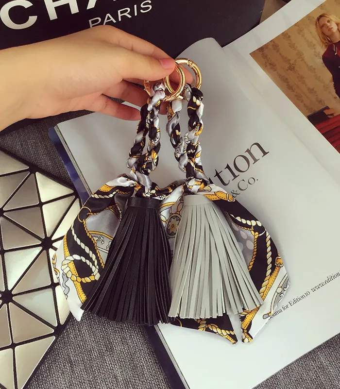 Kvinnor Luxury Keychains Scarf Pu Leather Tassel Car Key Chain Ring Holder Fashion Pendant Bag Charm Keyring smycken Tillbehör för 1774706