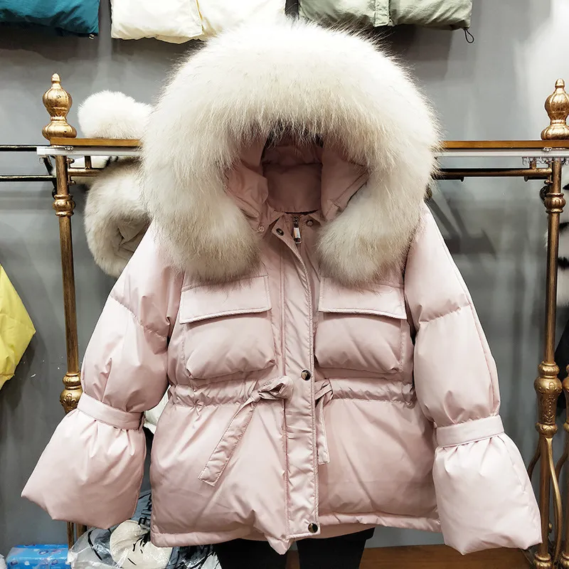 FTLZZ Grande veste d'hiver de fourrure de raton laveur naturel femmes 90% manteaux de duvet de canard blanc épais ceinture chaude cravate courte Parkas manteau de neige 201120