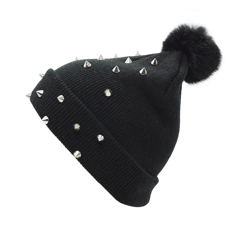 Bonnet Skull Caps Femmes Punk Rivet Chapeau d'hiver Noir Big Pom Mode Laine tricotée épaisse et chaude Ladies3116