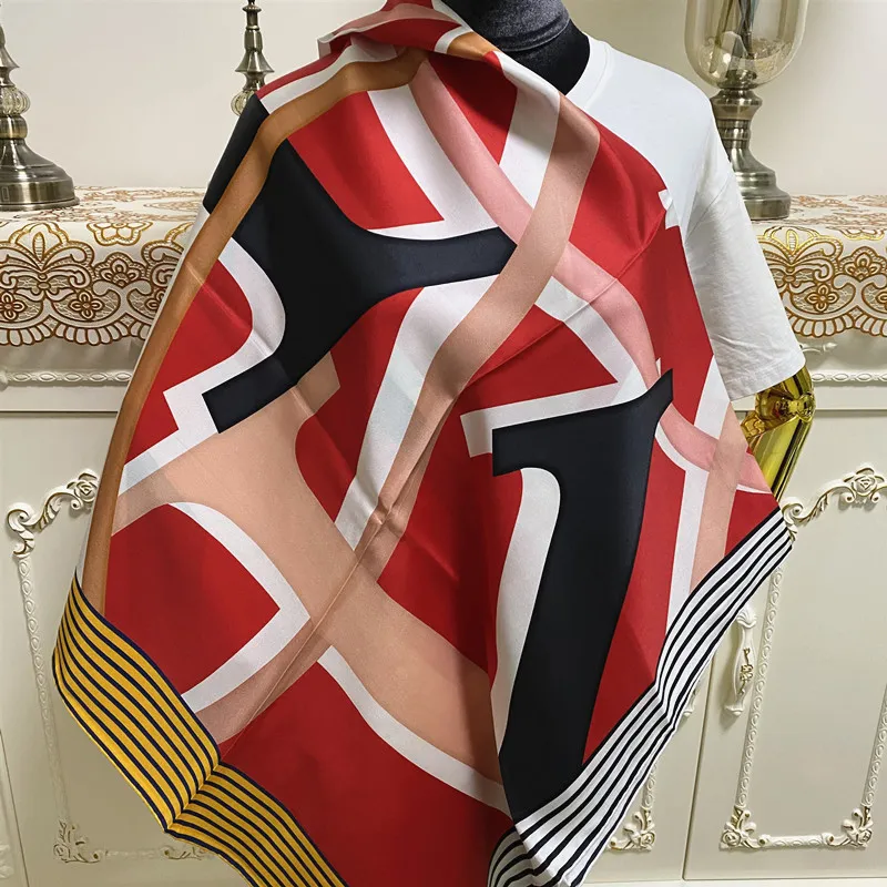 Ny stil god kvalitet 100% twill silkematerial rött tryck bokstäver mönster fyrkantiga halsdukar för kvinnor storlek 130 cm - 130 cm3444