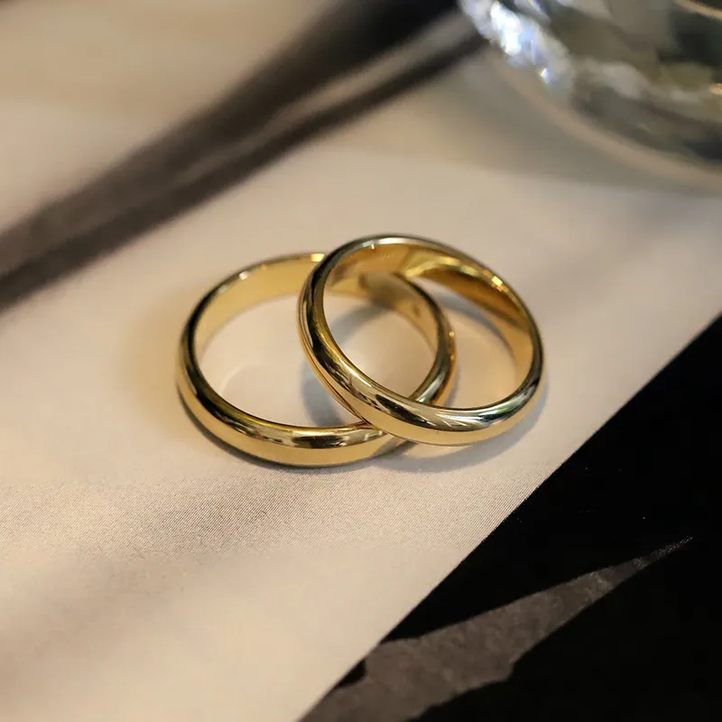 Ne jamais s'estomper les anneaux d'origine en acier inoxydable solide 18 carats de brillance en or pour les femmes et les hommes couple simples sonneries KR0504307920