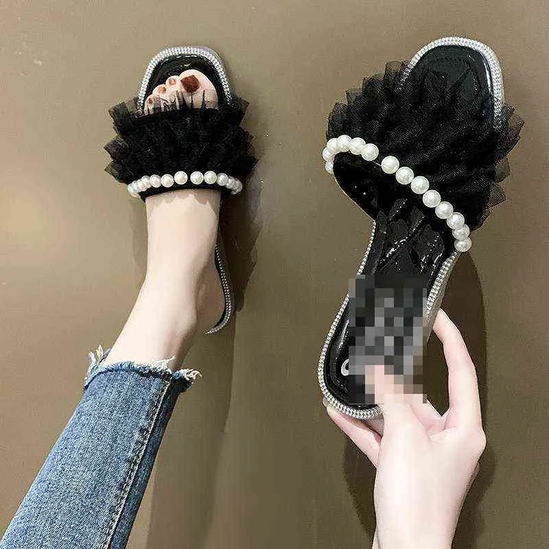 Сетка жемчужины маленькие ароматные ветряные тапочки для женщин, чтобы изнашиваться в летних модах открытый носок словом нижних каблуков с плоским дным сандалиями