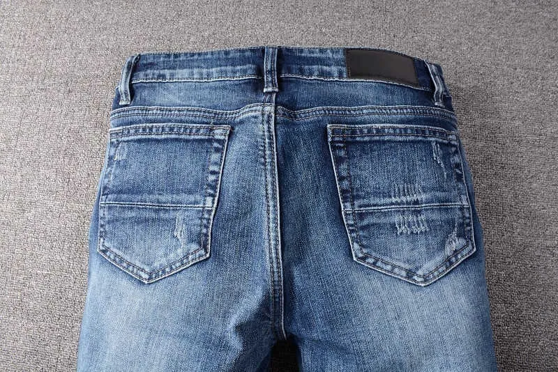 Herrenjeans High-Street-Fashion-Marke, Knieloch, schwarzes Leder-Patch, blaue, schmale, kleine, elastische Jeans mit kleinem Fuß