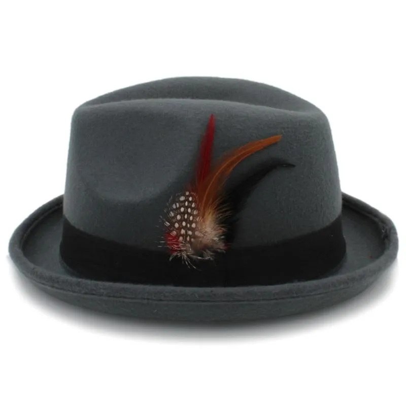 Stingy Brim Hats Kvinnor Män Feminino Felt fedora hatt för Lady Winter Autumn Wool Roll Up Homburg Jazz Feather1276n
