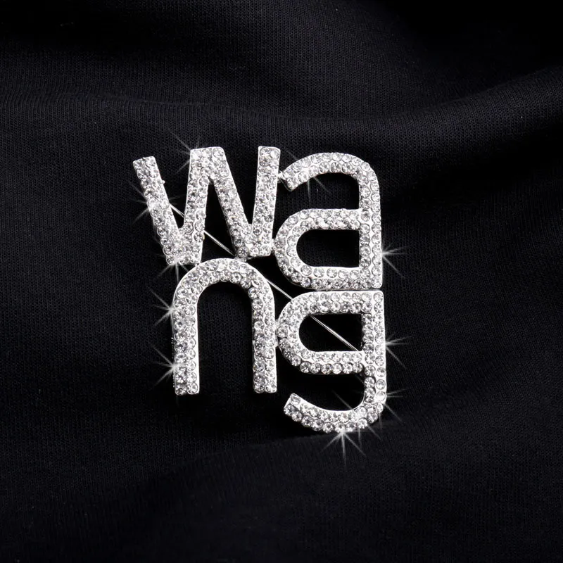 Błyszczące Rhinestone Kobiety Wang Letter Pin Broszka Trending Moda Biżuteria Broszki 201009