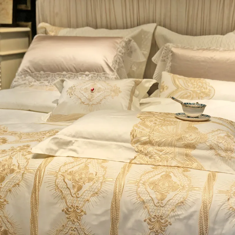 Bred Golden Lace Duvet / Trevlig täcke Set Rosa Vit Premium Egyptisk Bomull Sängkläder Lyx Queen King Size Bed Sheet Set T200706