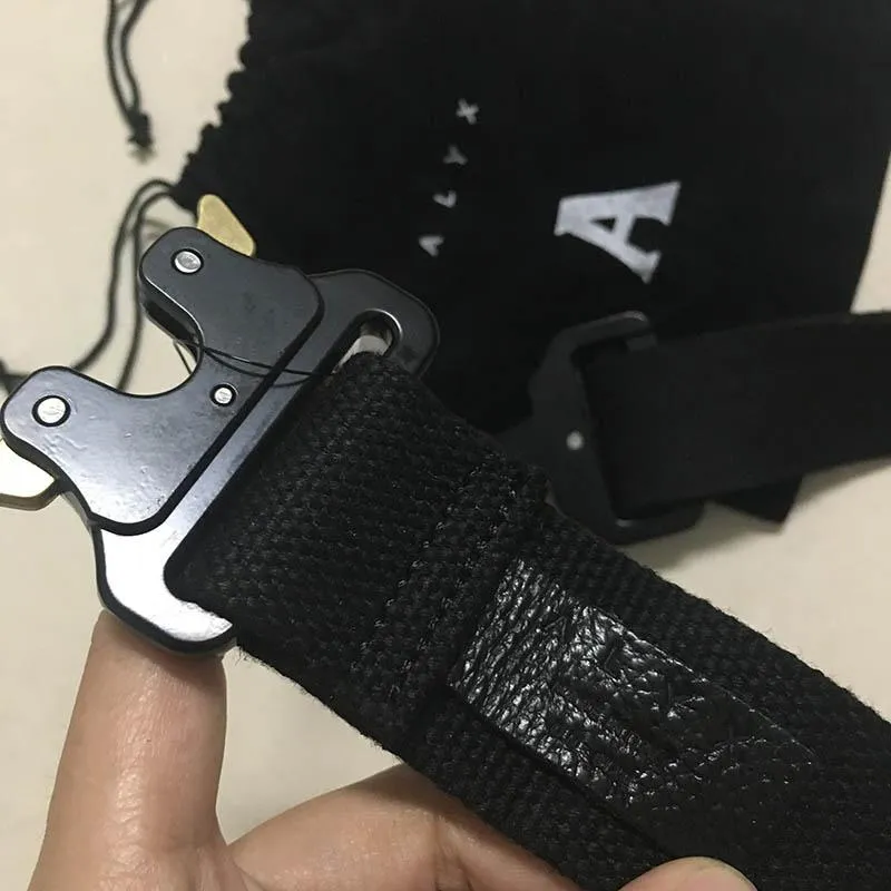ALYX Cintura 128 cm Cintura di sicurezza moda Uomo Donna Montagne russe Bottone in metallo nero Tela ALYX1329b