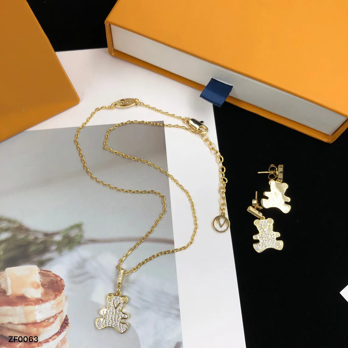 V Letter Bear Pendant Necklaces Elegant Women Fashion Simple Crystal Rhinestones Bracelet Earrings Necklace Set No Box223E