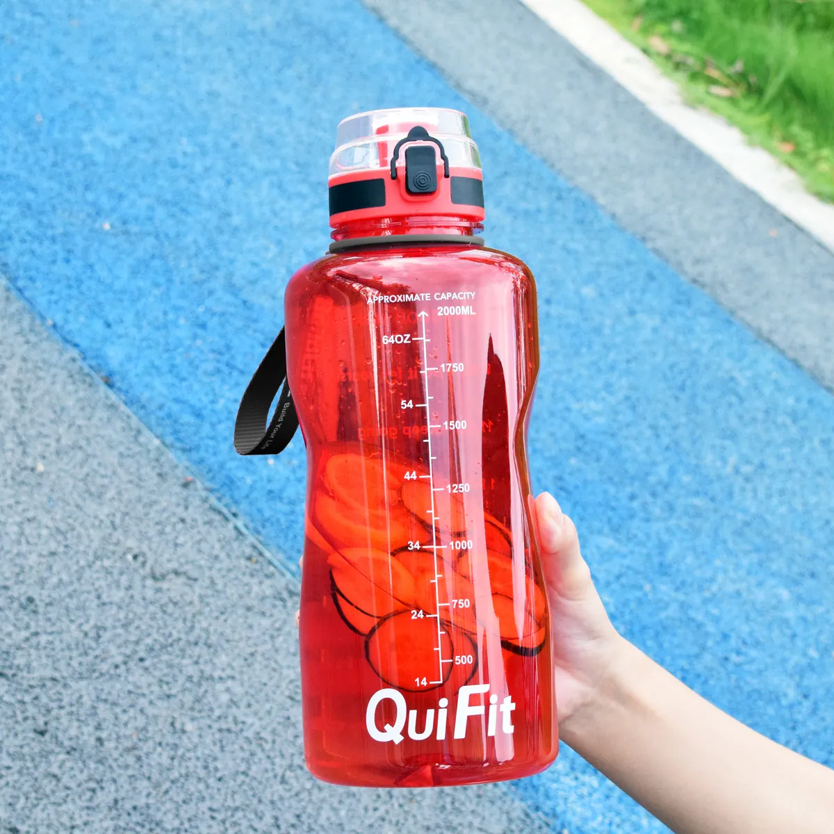 Quifit 2L 1.3L 450 мл половины галлон тритан спортивная бутылка для воды с блокировкой Flip-Flop Fruit Fruit Infuser чистые прозрачные питьевые бутылки 201221
