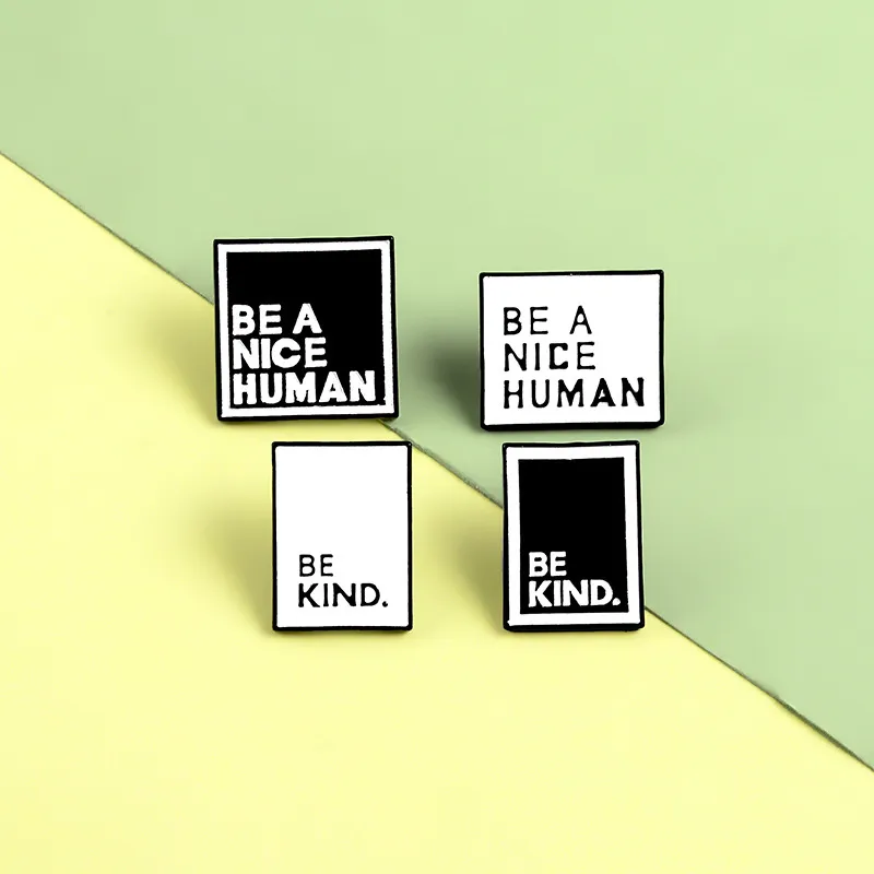 Bokstäver BE A NICE HUMAN BE KIND Brosch Emalj Fyrkantiga stift Lapel Pin Tonåring Män Kvinnor Tillkännagivande Smycken Julklapp GD1240