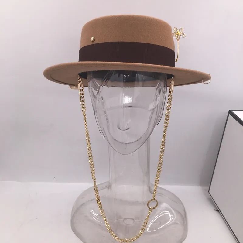 Luxury-svart keps Kvinna British Wool Hat Fashion Party Flat Top Hat Chain Strap and Pin Fedoras For Woman For a Street-Style Shoo251L