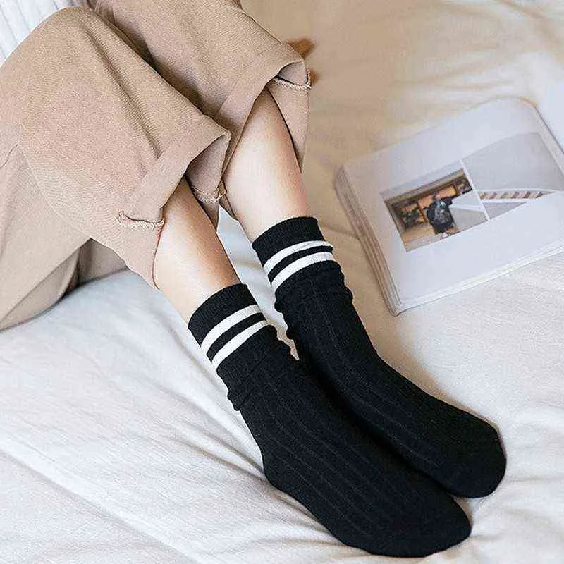 Algodón tejido a rayas largos calcetines de color sólido harajuku retro negro blanco calcetines de la tripulación blanco japonés chicas de la escuela secundaria lindo calcetines sueltos 211221