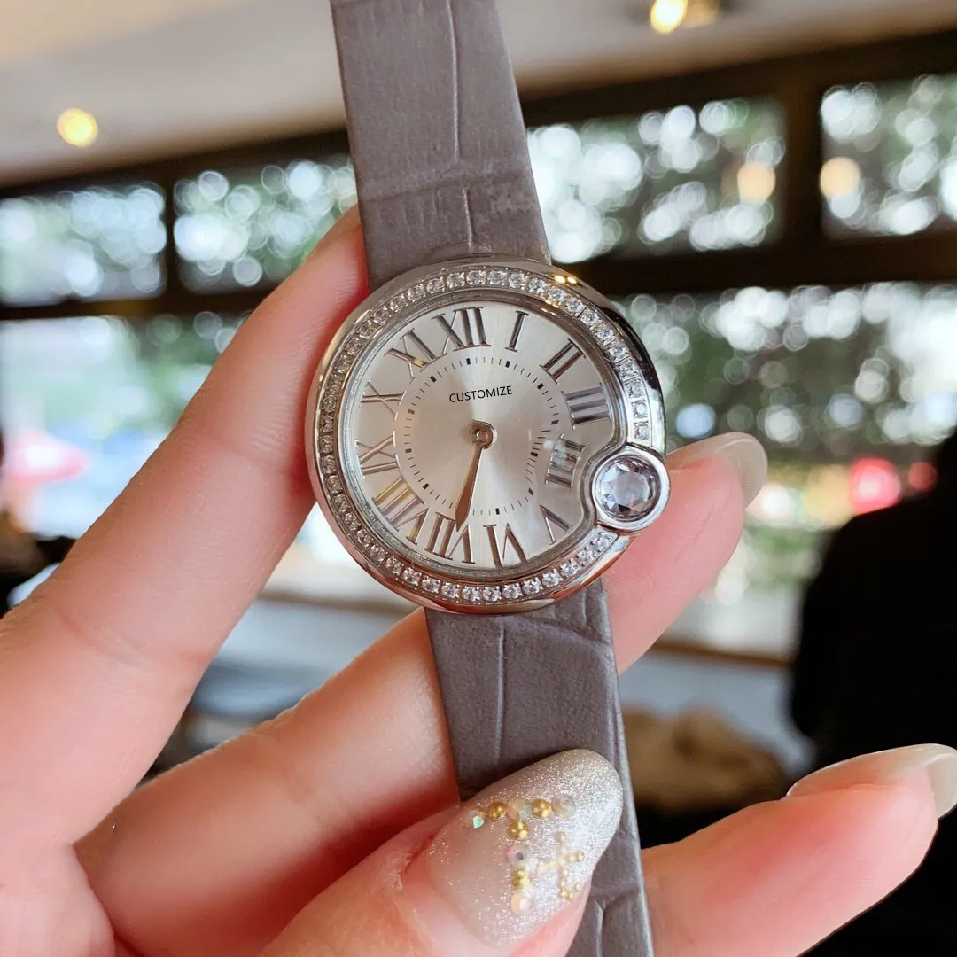 古典的なブランドの幾何学的な円形の宝石の腕時計のステンレス鋼クリスタルクォーツのための女性ローマ数時計本革