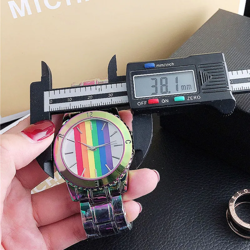 Marque Quartz montres-bracelets pour hommes femmes fille arc-en-ciel coloré style matel acier bande montre M93322E
