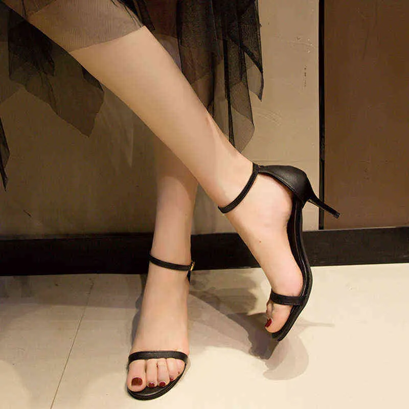Chaussures de robe LMCAVASUN Femmes Pompes Cheville Sangle Chaussures Pour Sexy Peep Toe Talons Sandales Fête De Mariage Femme Talons Hauts De Luxe Noir Zapatos 220315