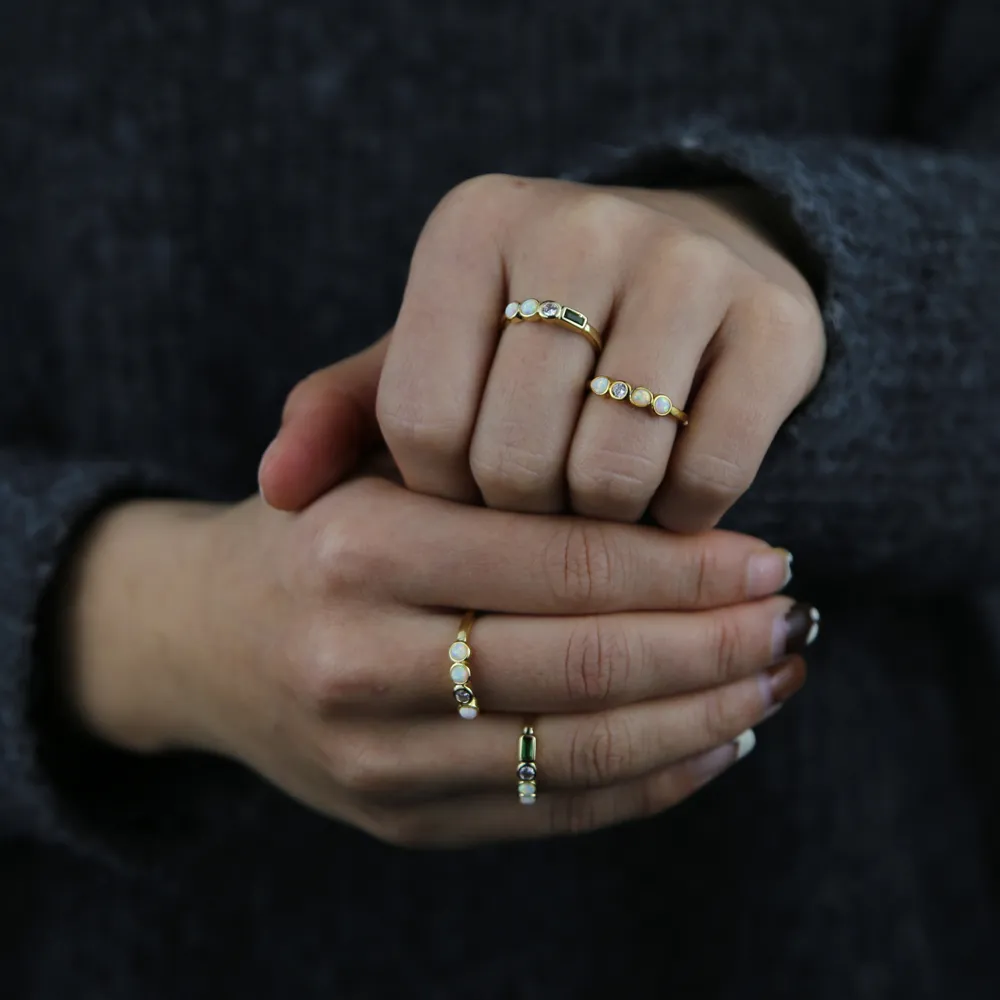 Främjande guldfärg kvinnor finger smycken USA storlek 5 6 7 8 Bezel Set Round White Fire Opal Stone Rings277s