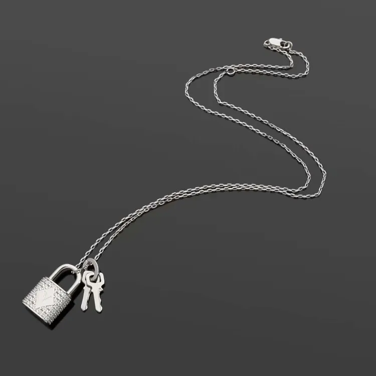 Europe America Fashion Style Lady Women Titanium Steel Halsband med graverade V Initialer Full Diamond Lock Double Keys Charm174k