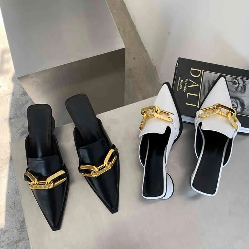 2022 Summer Luxury Brand Women Black High Heels Slippers рядом с блоками на ногах.