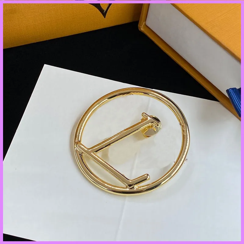 Femmes New Fashion Brooch Designer Bijoux Femmes Broches Gold Round Letters Accessoires Mens pour hommes pour fête Casual Wholesale D223086F