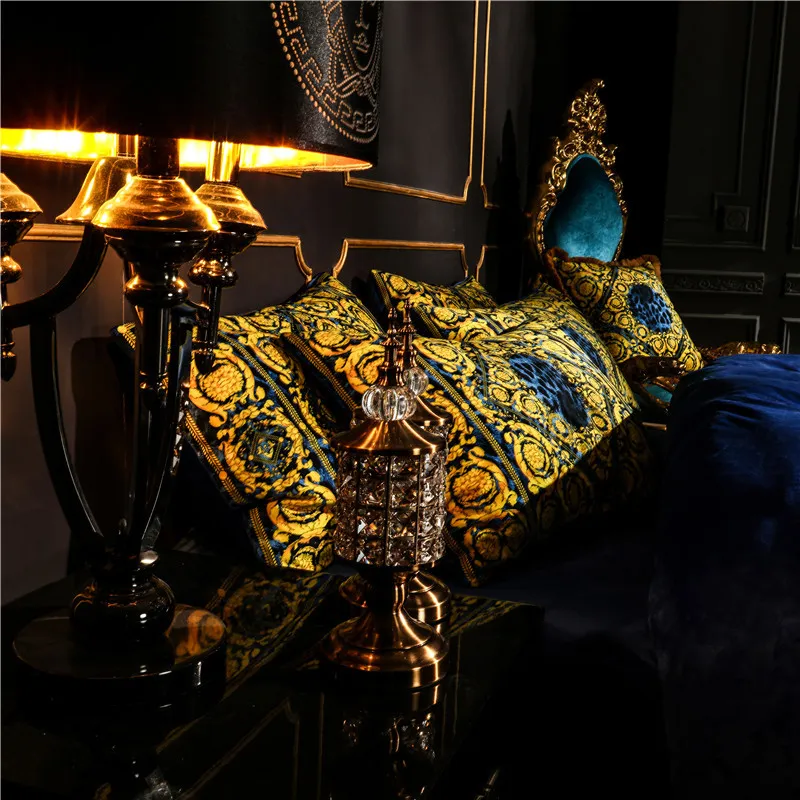 Set di biancheria da letto classica di lusso europea in oro bianco Set di biancheria da letto invernale in velluto spesso flanella Copripiumino in pile Lenzuola con angoli Federe C207h