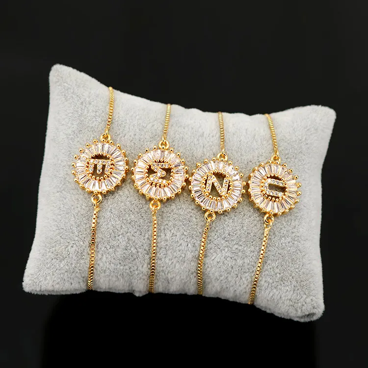 2020 conception en gros plaqué or 18 carats Micro Pave rond Cz lettre initiale chaîne réglable bracelet à breloques bracelet cadeau de Noël