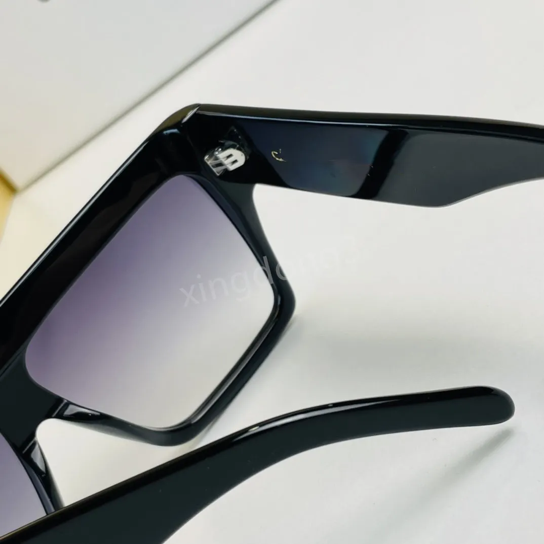 Gafas de sol de diseñador vintage para el hombre Fashion Big Square Frame de alta calidad Sol de gran tamaño Material de marco de PC 40030 con caja y caja minorista