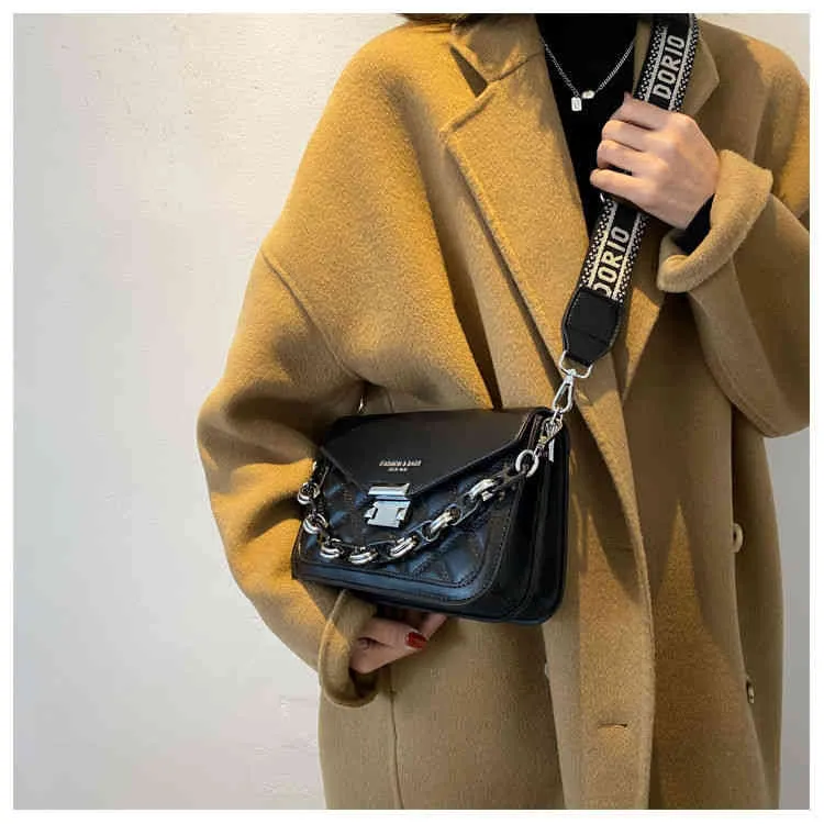 50% de réduction sur le code de coupon Sac de haute qualité pour femmes nouvelle mode polyvalente One Shoulder Messenger Bag rétro Hong Kong Style chaîne à large bande petit carré