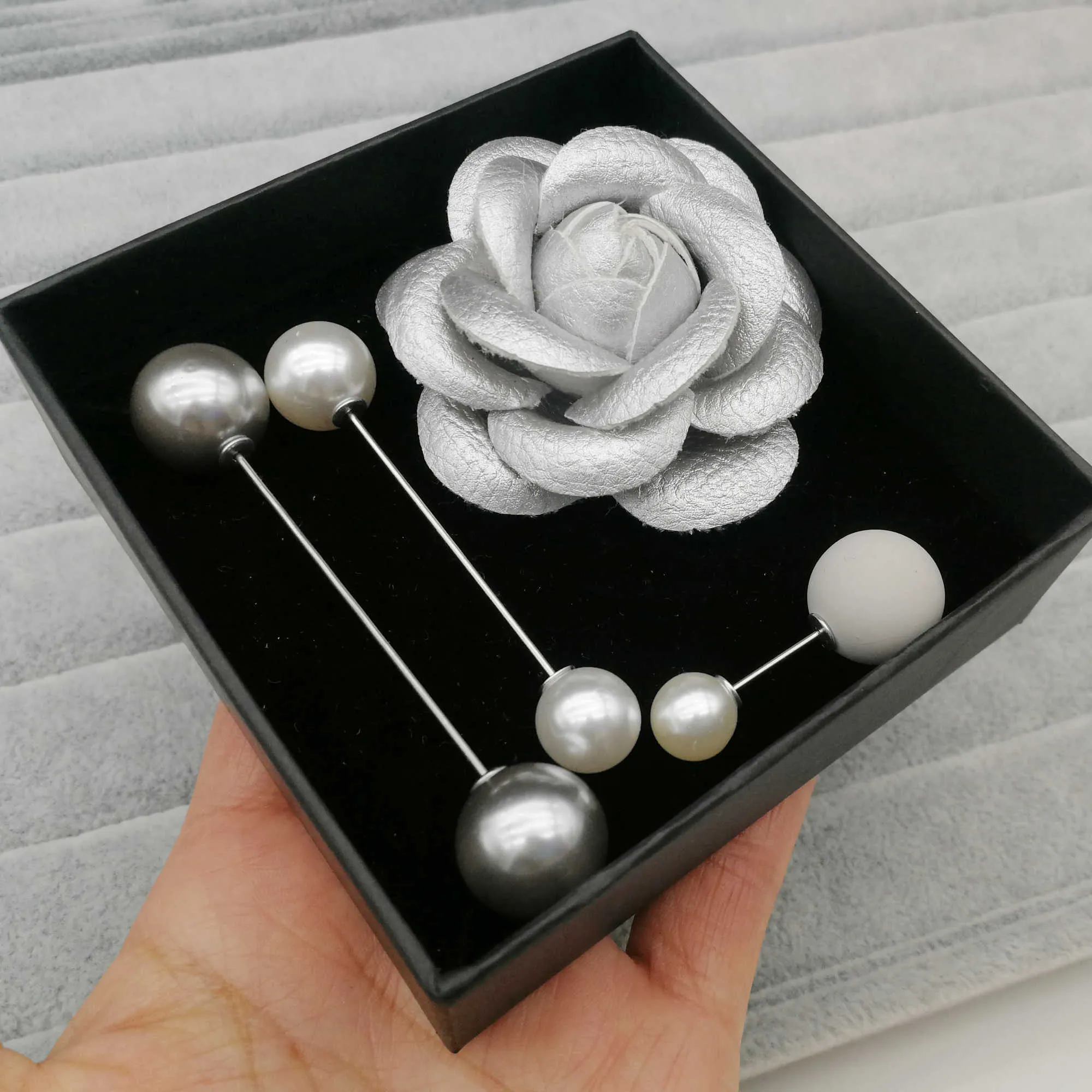 Meisjes stoffen camellia bloembroche voor bruiloft wit lederen broches voor vrouwen parel revers pin pin juwelen accessoires1733756