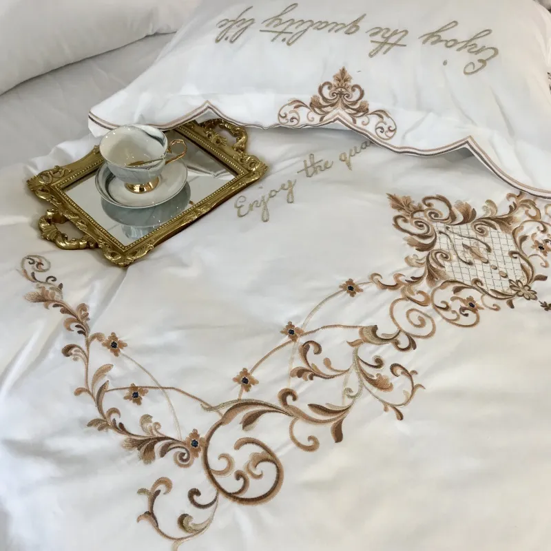 Chic Gold Broderi Duvet Lyx Borstat bomull Mjukt Varm Sängkläder Badark Kudde Shams Trevlig täcke Set T200706