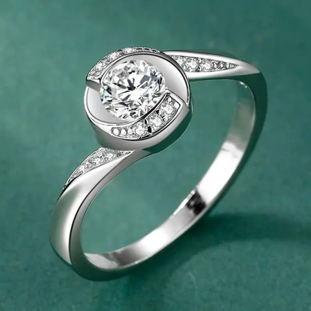 Popolare nell'anello nuziale americano di moda con diamante tondo Moissanite D-colore S925 placcato platino, gioielli femminili semplici ed eleganti