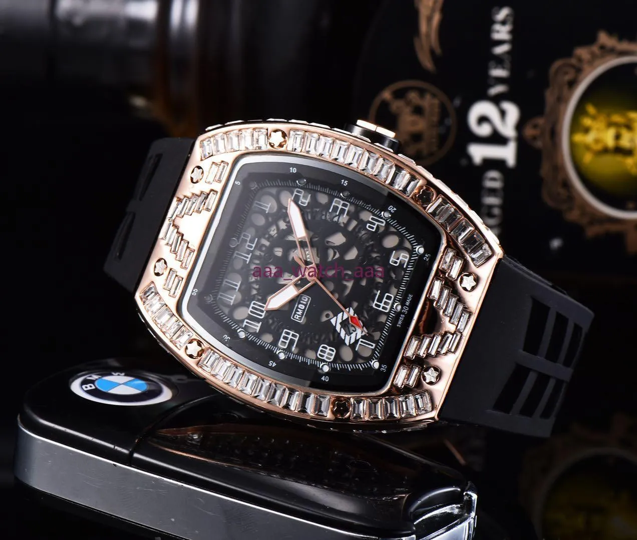 Skull Sport Diamond M￤n Kvinnor Titta p￥ modeuppringning Inlaid Drill Mens Quartz Watches 210C