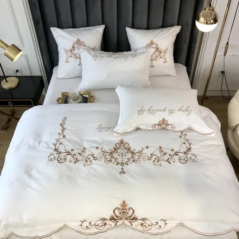 シックなゴールド刺繍布団の高級ブラシをかけられた綿の柔らかい寝具ベッドシーツピローのシャムズの掛け布団カバーセットT200706