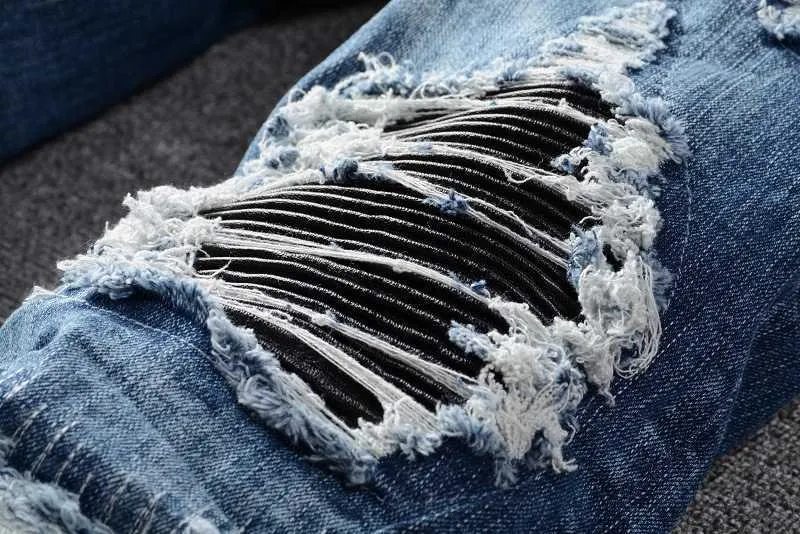 Herrenjeans High-Street-Fashion-Marke, Knieloch, schwarzes Leder-Patch, blaue, schmale, kleine, elastische Jeans mit kleinem Fuß