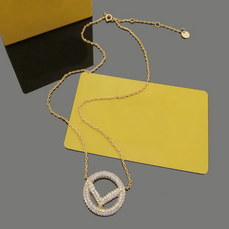 Avrupa Amerika Tasarımcı Moda Stili Lady Kadınlar Altın Gümüş Gül Renk Donanımı Oyma F mektubu oyuk tam elmas yuvarlak P238W