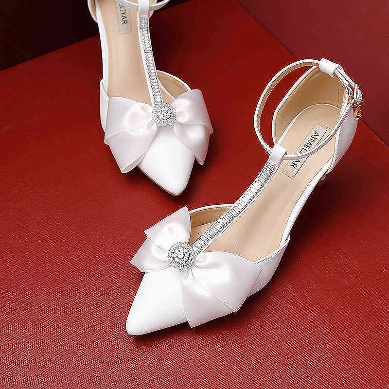 Сандалии Т-образные браслеты женские туфли свадьба свадьба летний стиль алмазные кружевные кружева указывают на высоких каблуках платье платье 220121