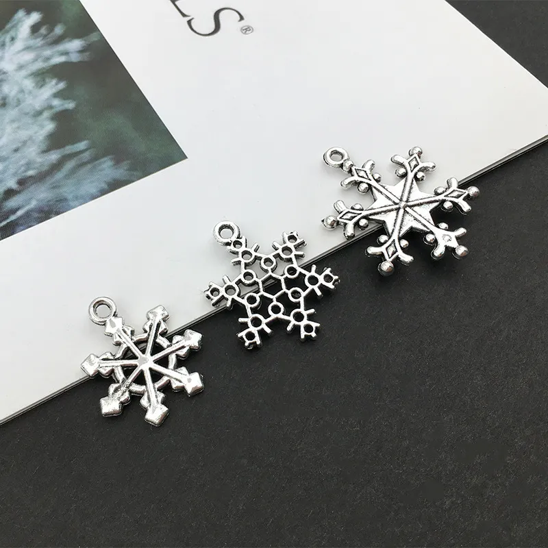 Pendenti con ciondoli misti di fiocchi di neve di Natale adatti collane, bracciali, creazione di gioielli, gioielli fatti a mano fai da te, accessori in argento antico