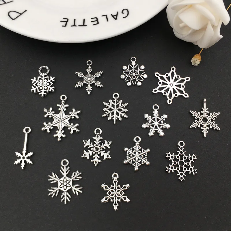 Os pingentes misturados dos encantos do floco de neve do Natal apto para o bracelete da colar Jóias que fazem a jóia artesanal de DIY Acessórios antigos da prata