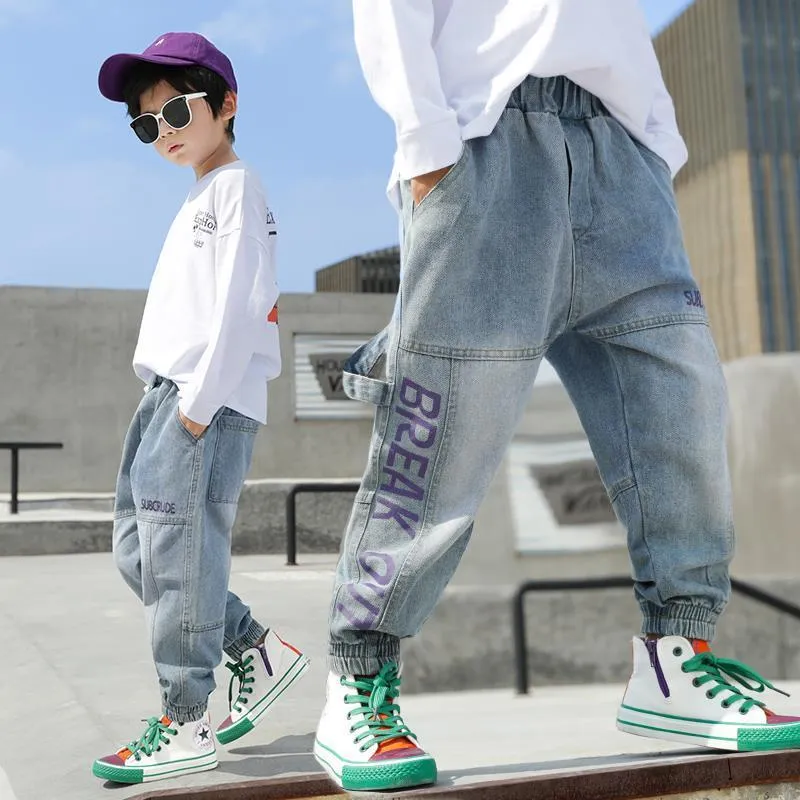 Ins Boys 4-13 jaar oud katoen gewassen Koreaanse 4 pocket letters meisjes broek voor babymeisje jeans kinderen LJ201203