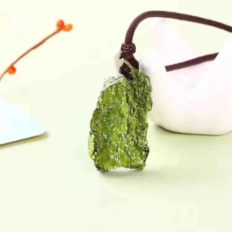 Un pendentif en pierre de cristal d'aérolites vertes Moldavite naturelle, d'énergie, corde, collier Unique LJ2010168253691