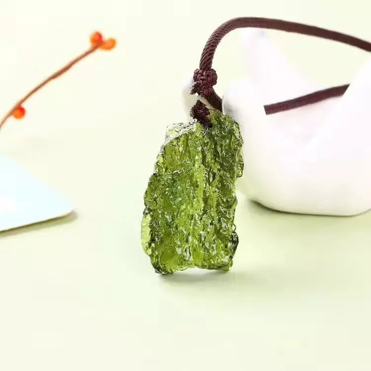 Une corde de d'énergie pendante en pierre cristalline de Moldavite Green Moldavite Collier LJ2010164038028