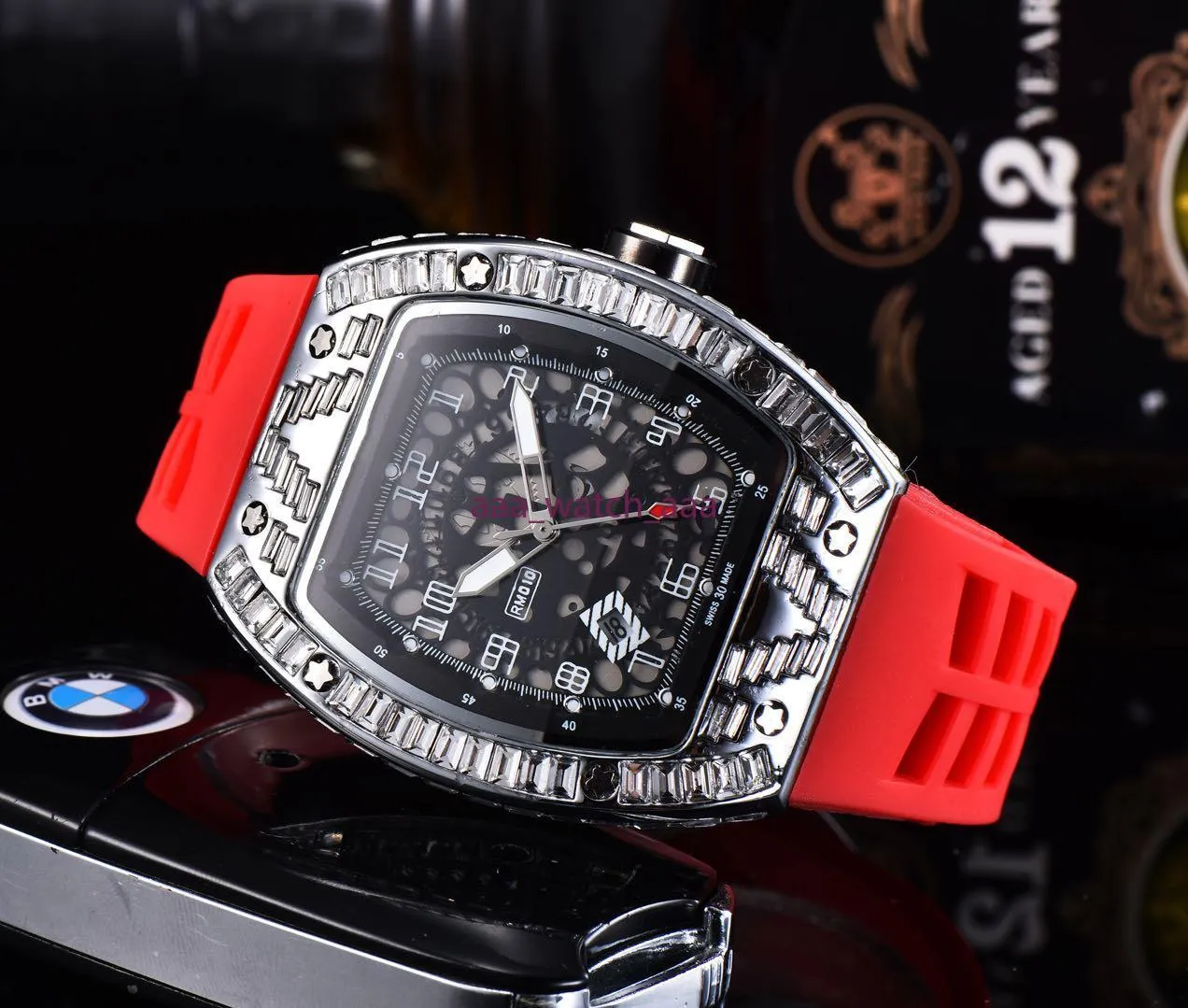 Skull Sport Diamond Men Femmes Regarder la mode Dial Inslumed Drill Mens Quartz Watches 271J