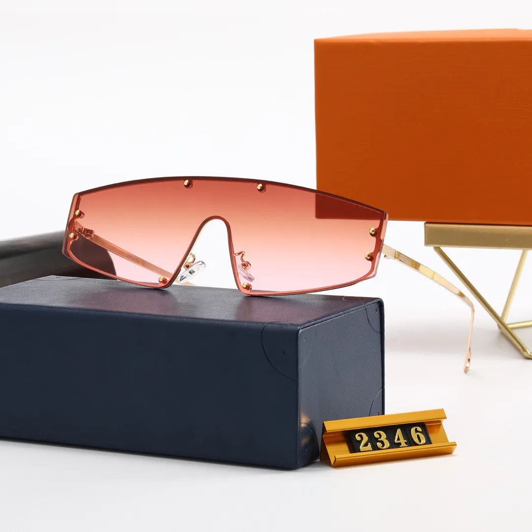 1346designer Sunglasses 럭셔리 여성 브랜드 안경 야외 음영 PC 프레임 고급 패션 브랜드 클래식 레이디와 Box271I