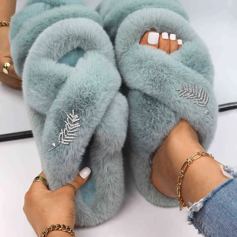 Femmes Sandales Femme Furry Pantoufles Fausse Fourrure Diapositives Filles Mignon Maison Pantoufles Dames Fluffy Flip Flops Strass Plume 2022 Y220221