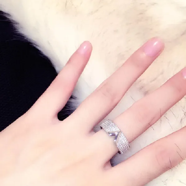 Mode luxe ontwerper Super Sparkling Cubic Zirconia Diamond Letter v Hollow Ring for Women Girls 8 9235s