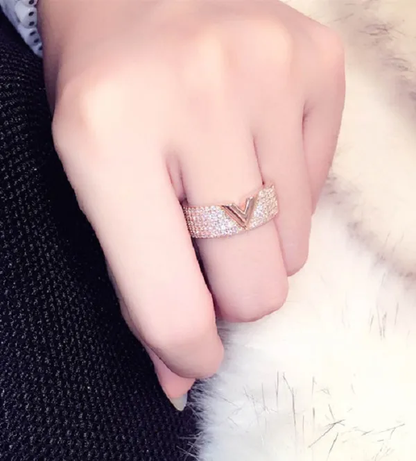 Designer de moda de luxo super brilhante zircônia cúbica diamante letra V anel oco para mulheres meninas 8 9222r