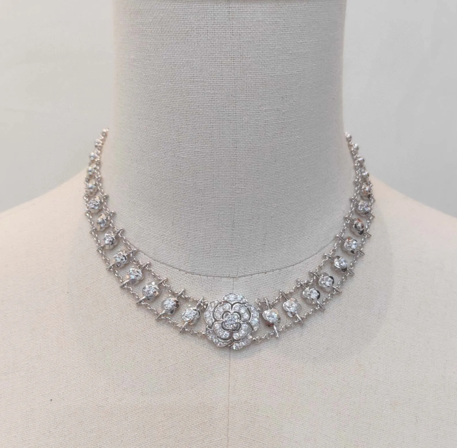 2022 Bracciale punk con ciondolo di alta qualità e collana pendente con diamanti a forma di fiori il regalo di gioielliere da sposa con scatola stamp254w