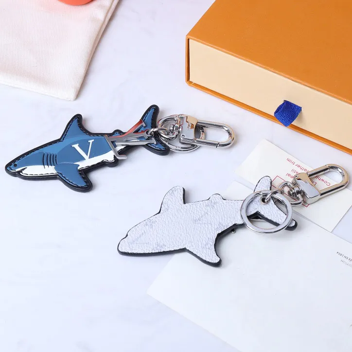 Cartoon sleutelhangers luxe designer mode sleutelhanger zilveren sleutels gesp echt leer blauwe haai hanger brief heren damestassen O257i