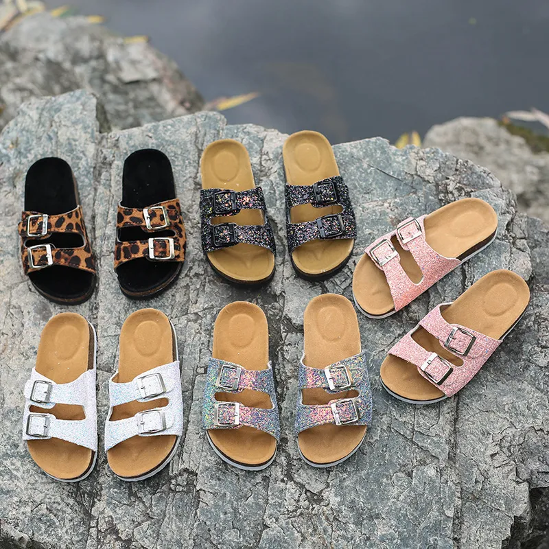 Domowe klapki Flip Flops Outdoor Beach Kaptaki moda letnie kobiety trampki cekinowe buty platformowe sandały Y200423