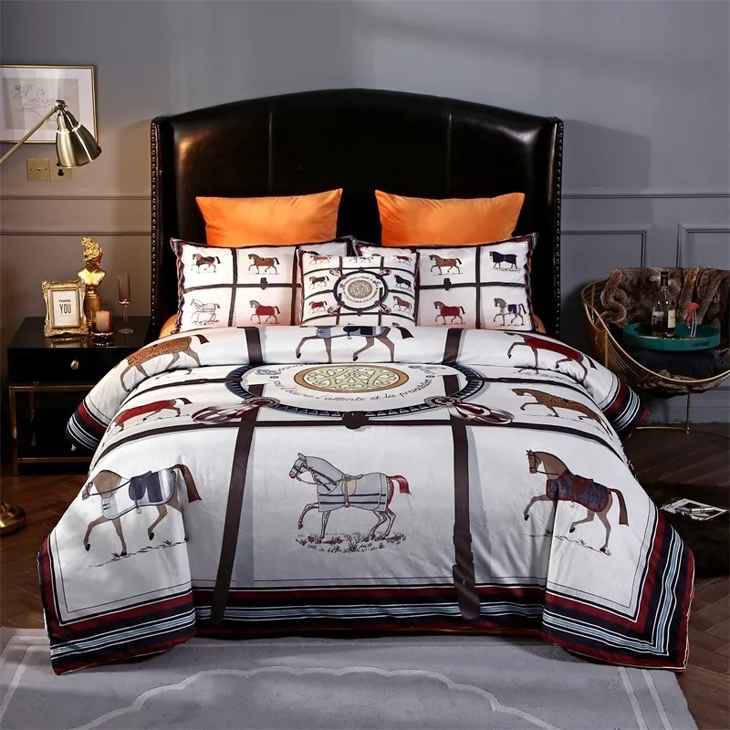 Luxury European Classic War Horse Printing Winter Thick Fleece Fabric Bedding set Flannel Velvet Duvet cover Bed sheet Pillow T200706