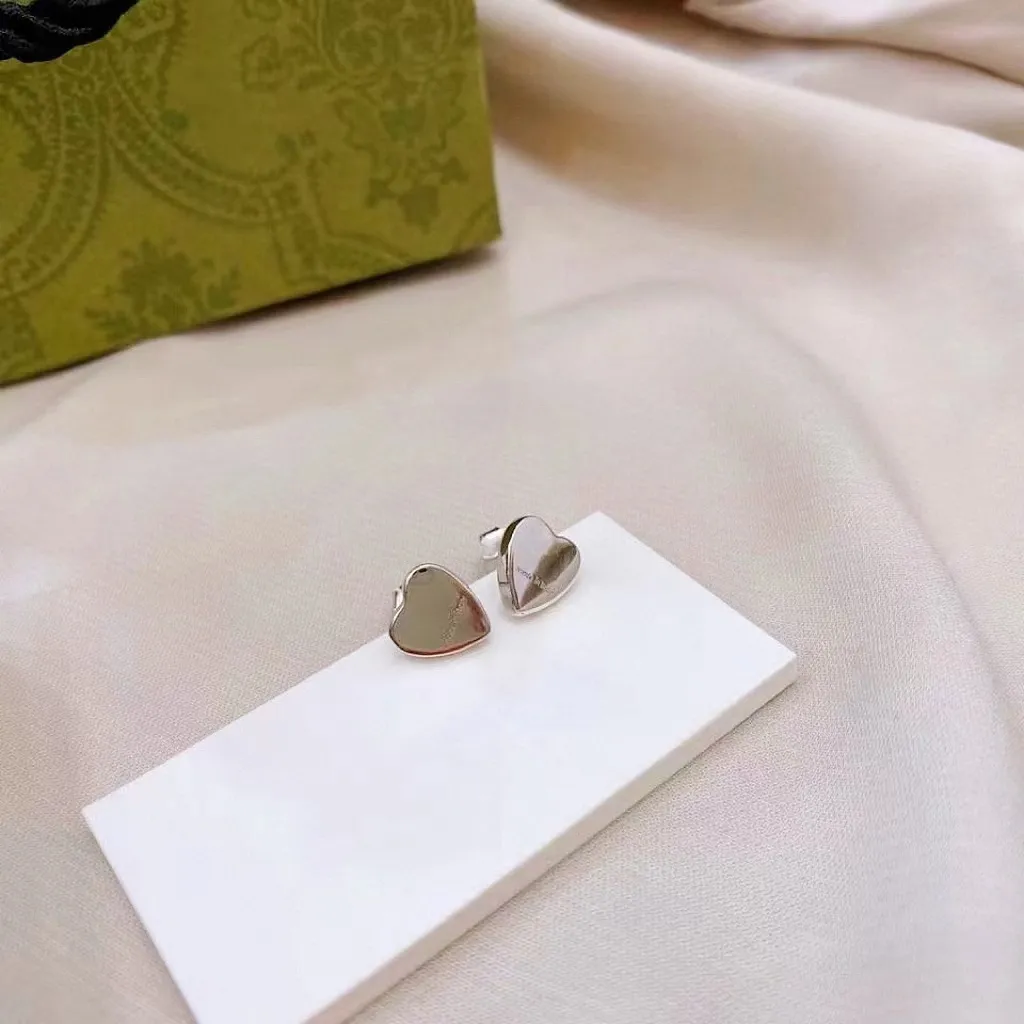 Designer örhänge Högkvalitativ kvinnors kärlek Charm Ear Stud Heart Earrings For Women Unisex 925 Silver Classic Jewelry Ins Fashion We285L